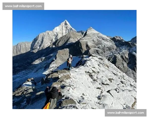 四姑娘山滑坠悲剧：16 岁少年未戴安全绳坠亡，航拍仅见雪地血迹